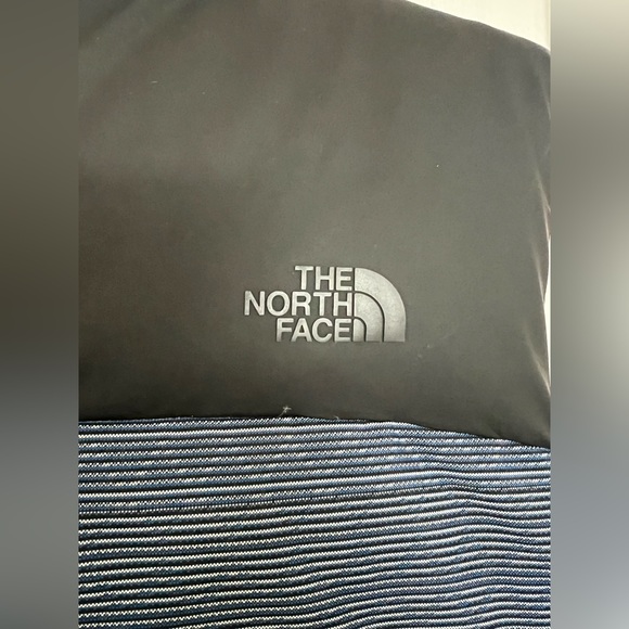 The northface black puffer vest with 700 fill- size M - excellent condition - Picture 2 of 7